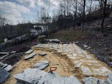 Réalisation d'un mur de soutènement en épalis de schiste
