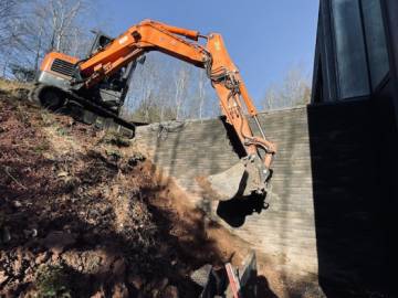 Réalisation d'un mur de soutènement en épalis de schiste