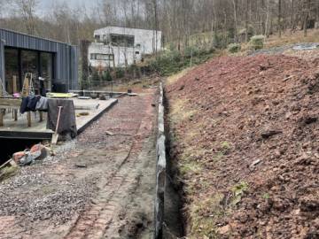 Réalisation d'un mur de soutènement en épalis de schiste