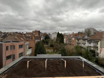 Réalisation d'une terrasse sur toiture avec bacs de plantation à Uccle