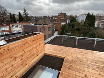 Réalisation d'une terrasse sur toiture avec bacs de plantation à Uccle