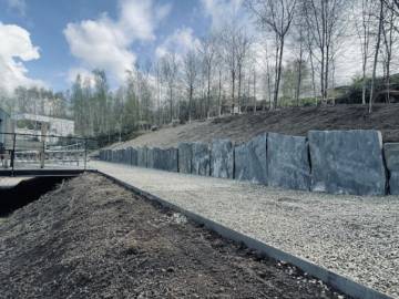 Réalisation d'un mur de soutènement en épalis de schiste