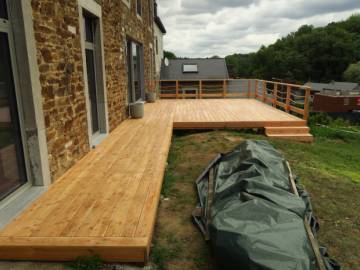 Terrasse en bois de mélèze à Huy