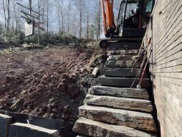Réalisation d'un mur de soutènement en épalis de schiste