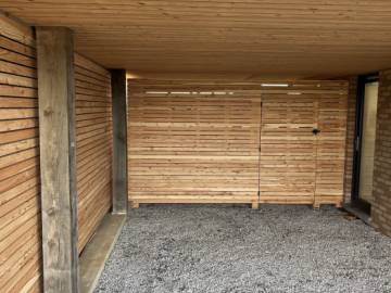 Réalisation d'un abri à vélo dans le prolongement d'un carport