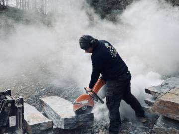 Réalisation d'un mur de soutènement en épalis de schiste