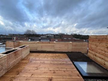 Réalisation d'une terrasse sur toiture avec bacs de plantation à Uccle