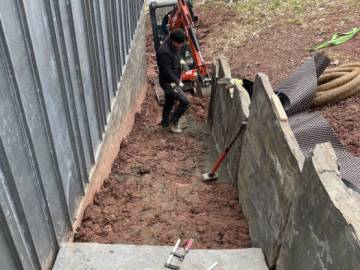Réalisation d'un mur de soutènement en épalis de schiste