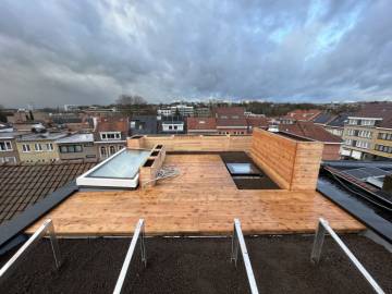 Réalisation d'une terrasse sur toiture avec bacs de plantation à Uccle