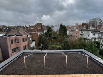 Réalisation d'une terrasse sur toiture avec bacs de plantation à Uccle