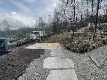 Réalisation d'un mur de soutènement en épalis de schiste