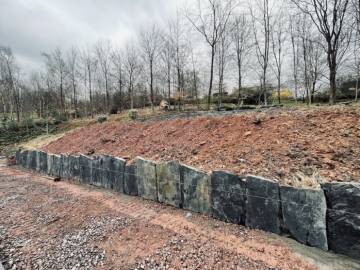 Réalisation d'un mur de soutènement en épalis de schiste