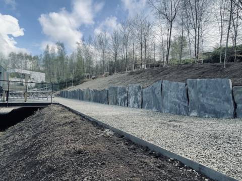 Réalisation d'un mur de soutènement en épalis de schiste