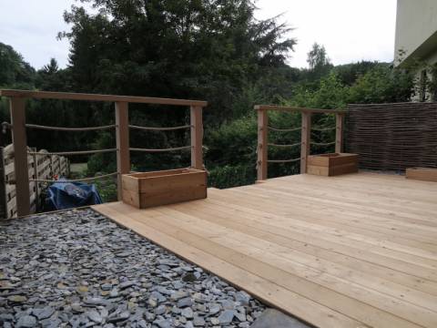 Terrasse en bois de mélèze à Liège