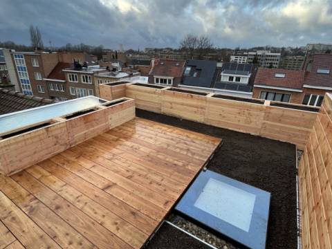 Réalisation d'une terrasse sur toiture avec bacs de plantation à Uccle